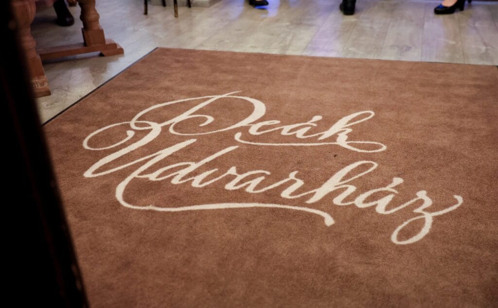 Az érkezés élménye: design szőnyeg szolgáltatás a Deák Udvarházban