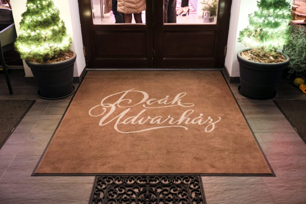 logózott design szőnyeg