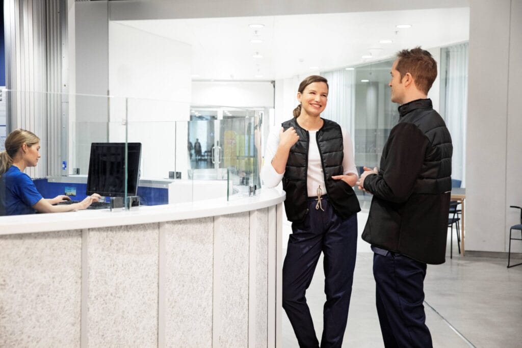 Zateplené pracovní vesty nebo bundy.