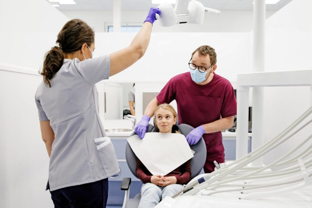 Zdravotnické oděvy pro zubaře, dentální hygieniky byly navrženy pro prodyšnost, pohodlí a praktičnost do posledního detailu. Uvolněný a jednoduchý styl poskytuje moderní a elegantní vzhled.