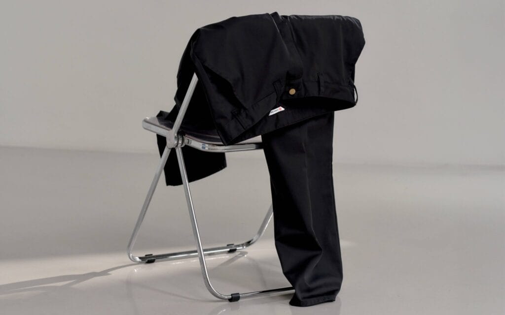 Pracovní kalhoty, které poskytují volnost pohybu a pohodlí po celý pracovní den.