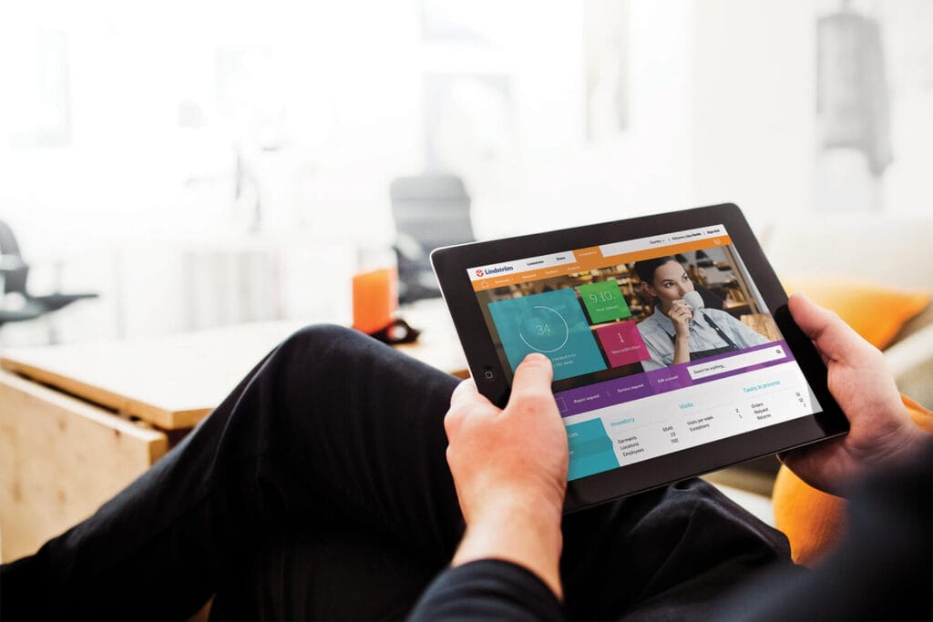 Tablet s aplikací eLindström pro správu pracovních oděvů, objednávek a velikostí zaměstnanců.