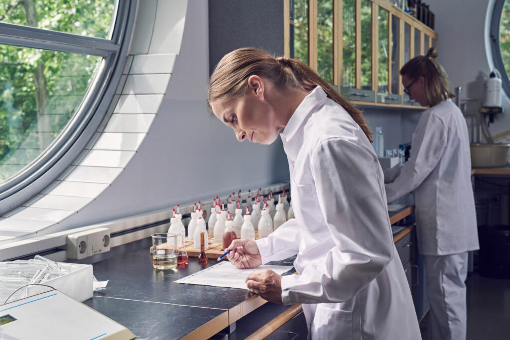 Die Arbeitsmäntel ist ein obligatorischer Bestandteil der Schutzelemente in der Lebensmittelindustrie und Gastronomiebetrieben. Schützt Kleidung und Haut vor Flecken und verringert das Verletzungsrisiko.