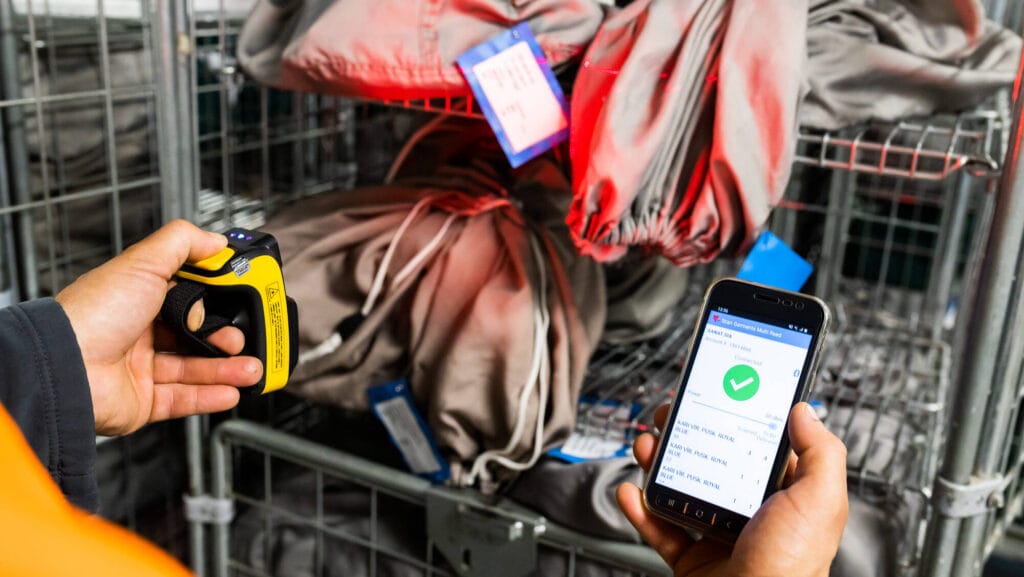 Die Digitalisierung erhöht die Zuverlässigkeit und Sicherheit von Arbeitsprozessen. RFID-Chips in Lindström-Arbeitskleidung ermöglichen die Erfassung von Daten aus dem Kleiderkreislauf. Wie können Sie diese Daten in Ihrem Unternehmen nutzen?