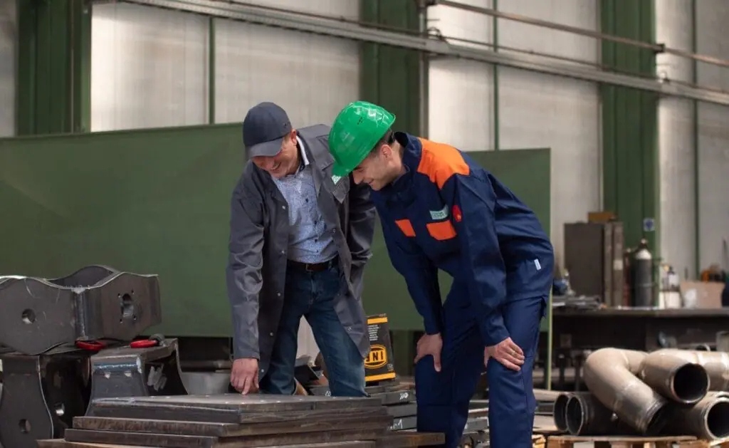 Hier werden Fehler nicht verziehen: Warum die Rüstungs- und Elektrotechnikbranche mehr braucht als nur saubere Arbeitskleidung
