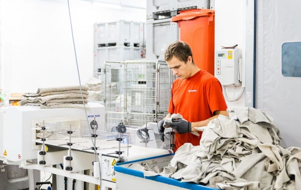Cum a apărut serviciul de închiriere a lavetelor industriale și de ce este atât de căutat astăzi?