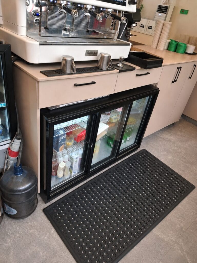 Endüstriyel çalışma alanında ergonomik paspas kullanımı