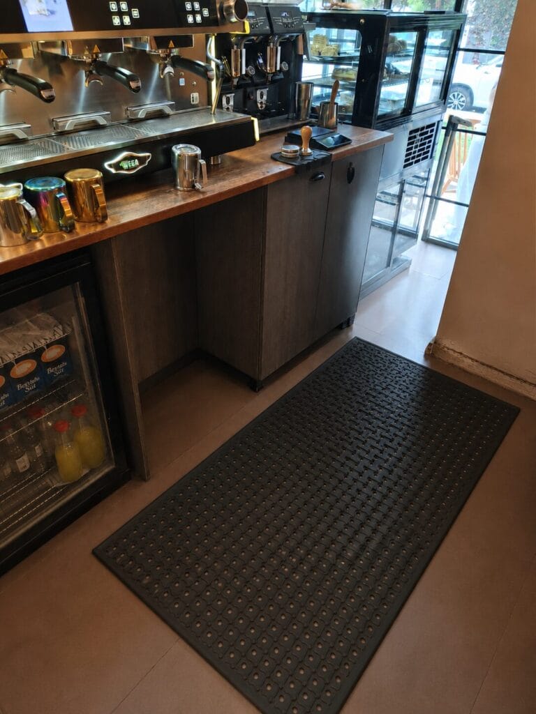 Uzun süre ayakta çalışanlar için ergonomik paspas