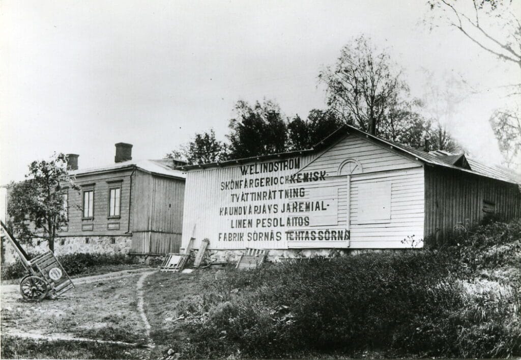 린드스트롬은 1848년 이래로 섬유 염색소에서 세탁소, 전문 섬유 서비스 회사로 꾸준히 성장해 왔습니다. 176년간의 경험을 바탕으로 우리는 계속해서 섬유 산업 서비스에서의 선두주자로 나아가고 있습니다.