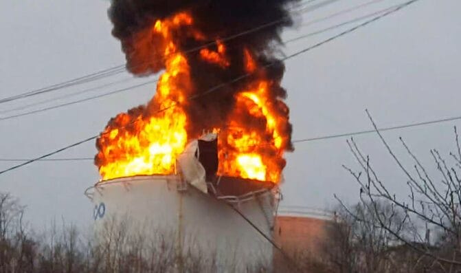 유조선 작업 현장에서 ESD 작업복이 필요한 이유: 정전기 불꽃과 폭발 위험 줄이기