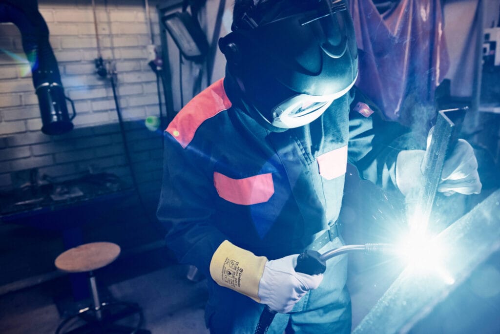 Arbetskläder för metallsvetsare och slipare. De är testade för motståndskraft mot flammor och höga temperaturer.