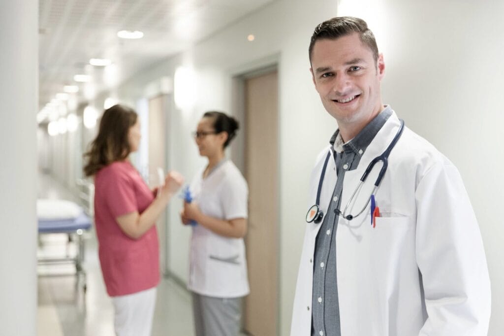 Arbetskläder designade för att stärka ert professionella intryck och samtidigt ge den komfort och funktion som krävs under en krävande arbetsdag – så att ni kan fokusera helt på patienten.