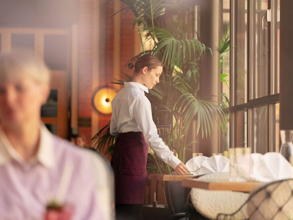 Vi erbjuder ett komplett sortiment av arbetskläder för restaurang och café. Hyr era arbetskläder – en komplett och smidig service.