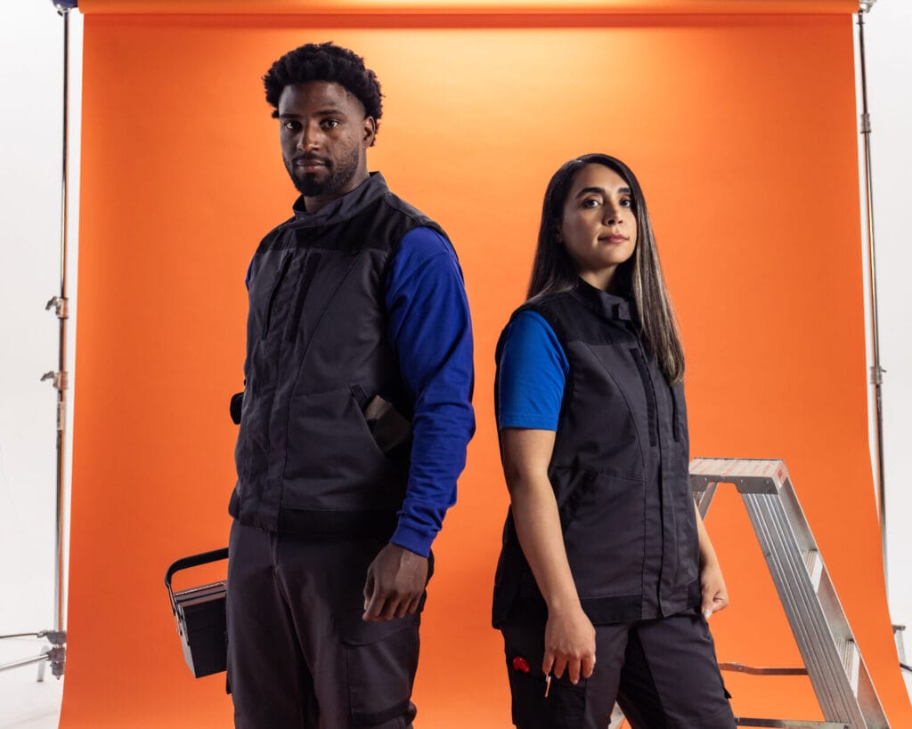 Dina anställda bär dem direkt mot kroppen under hela arbetspasset - därför är bekväm passform, sköna material och lång hållbarhet avgörande. Lindströms arbets-T-shirts uppfyller alla dessa krav.