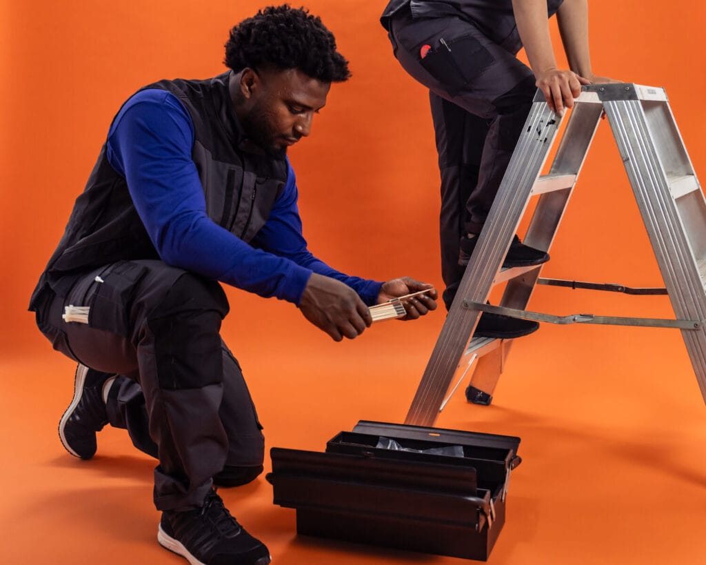 Arbetsbyxor med bekväm passform och hög slitstyrka. Den klassiska designen gör den lätt att kombinera med en fungerande jacka, sweatshirt eller t-shirt.