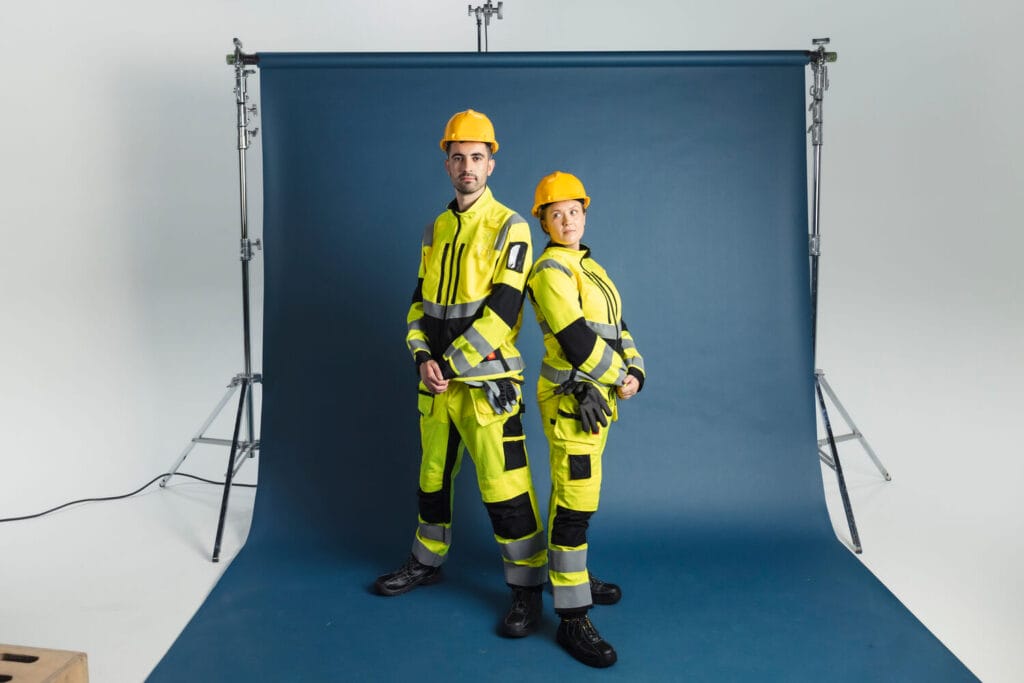 Vi erbjuder ett komplett sortiment av industrikläder. Hyr era arbetskläder med en komplett och smidig service.