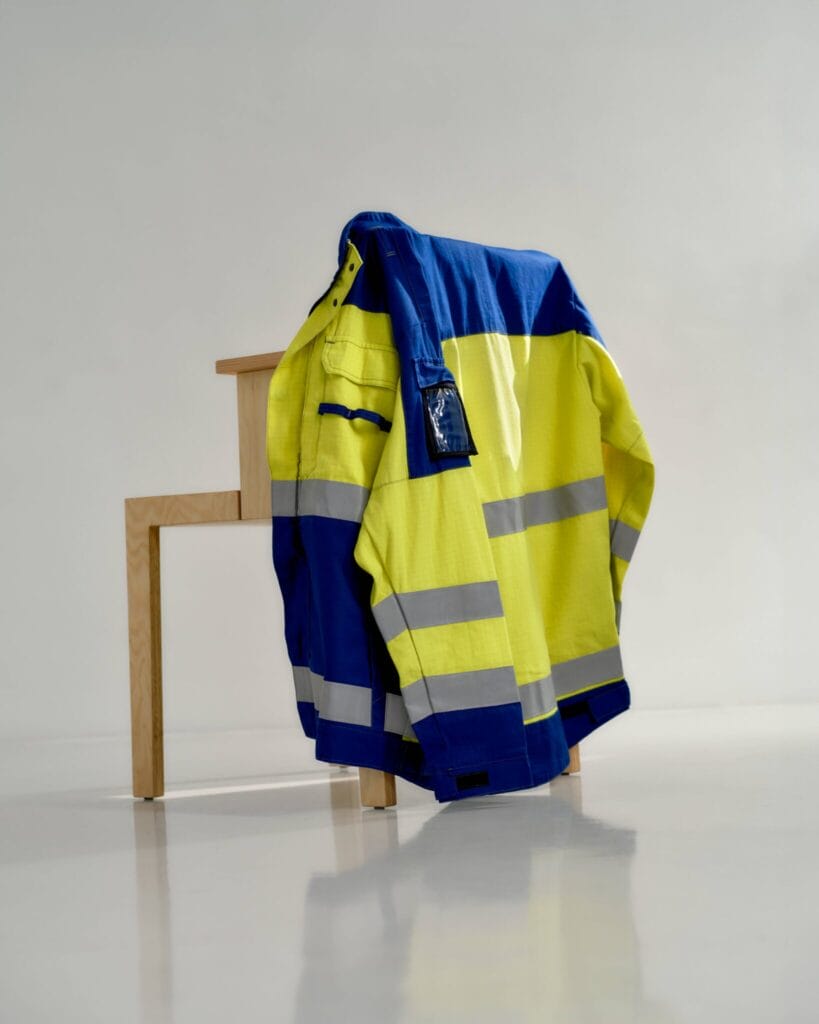 Vi designar arbetskläder för en lång livslängd och tillverkar dem med precision. Vi tillverkar arbetskläder på beställning, bara för er