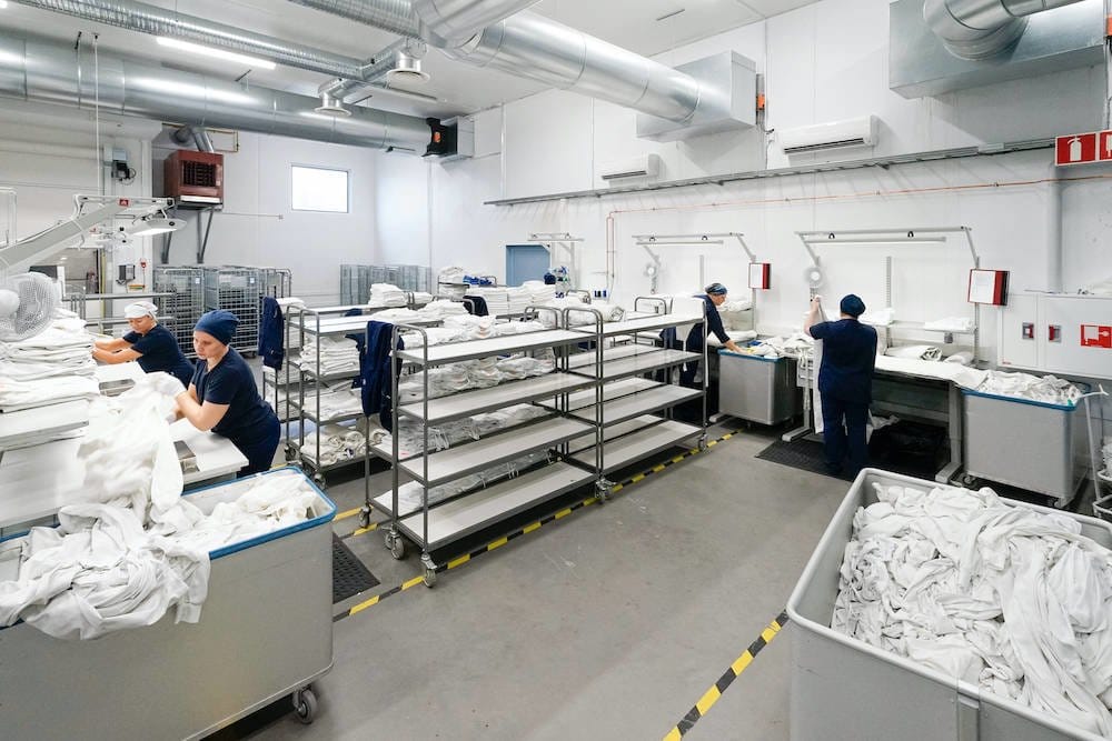 Waschen von Firmenkleidung in einer Industriewäscherei
