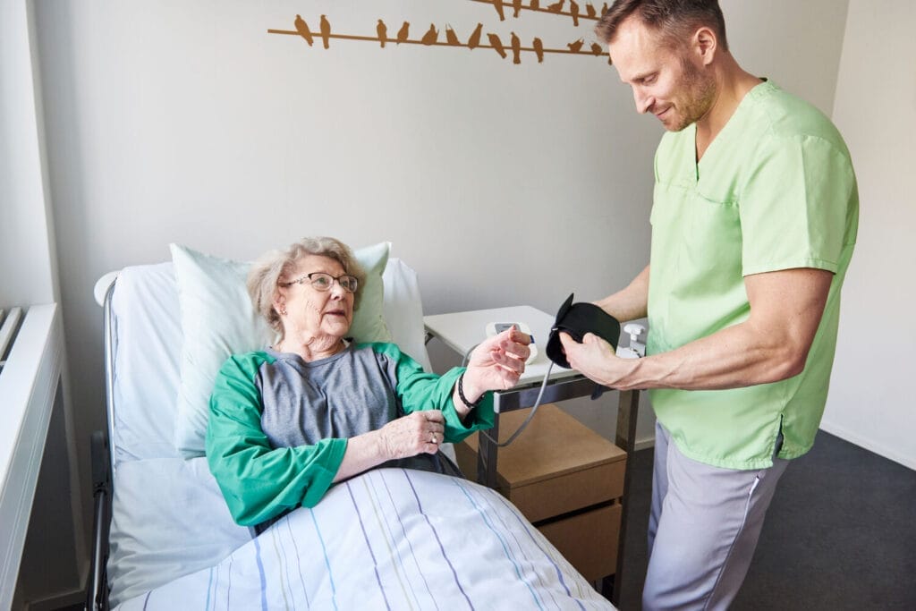 Die medizinische Berufskleidung für Pflegekräfte und Krankenpfleger ist bis ins letzte Detail auf Atmungsaktivität, Komfort und Zweckmäßigkeit ausgelegt. Der entspannte und schlichte Stil sorgt für einen modernen und eleganten Look.