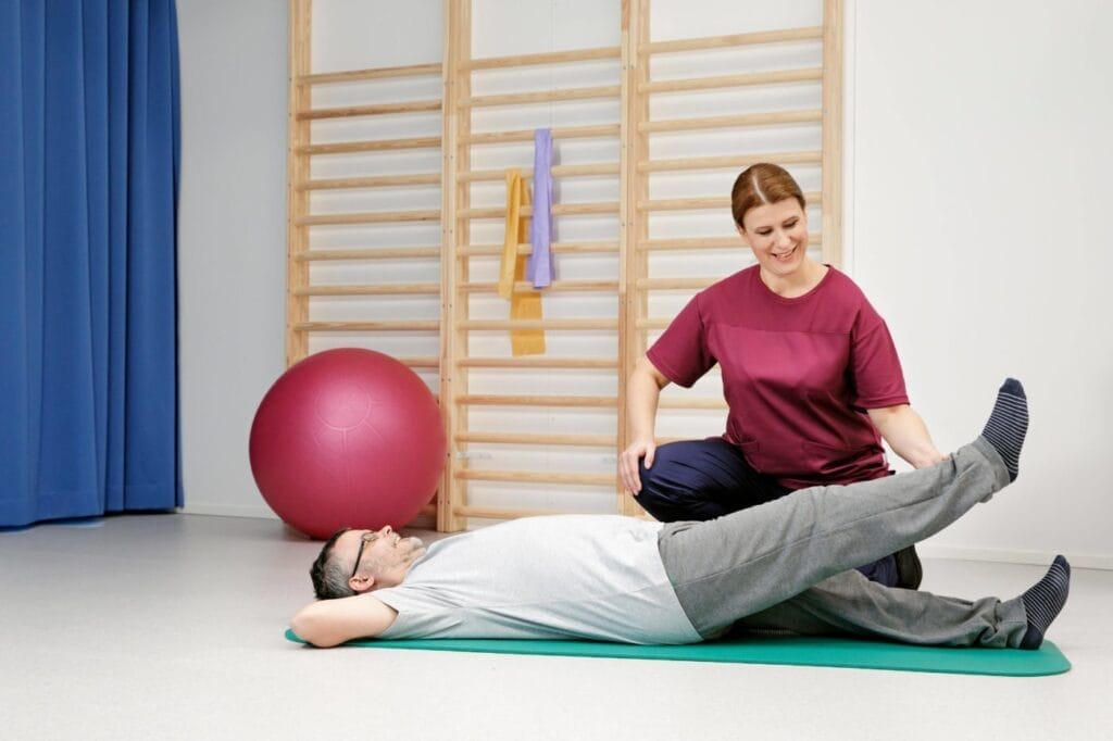 Die medizinische Berufskleidung für Physiotherapeuten und Reha-Ärzte ist bis ins Detail auf Atmungsaktivität, Komfort und Praktikabilität ausgelegt. Der entspannte und schlichte Stil sorgt für einen modernen und eleganten Look.