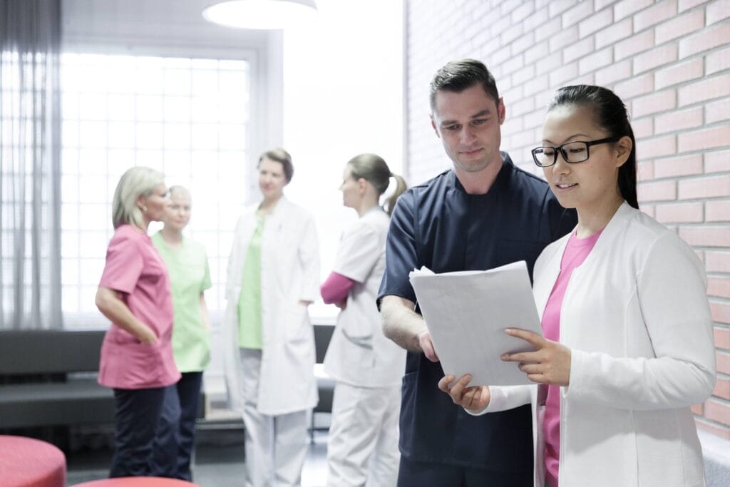 Die Berufskleidung für Krankenschwestern ist bis ins letzte Detail auf Atmungsaktivität, Komfort und Zweckmäßigkeit ausgelegt. Der entspannte und schlichte Stil sorgt für einen modernen und eleganten Look.