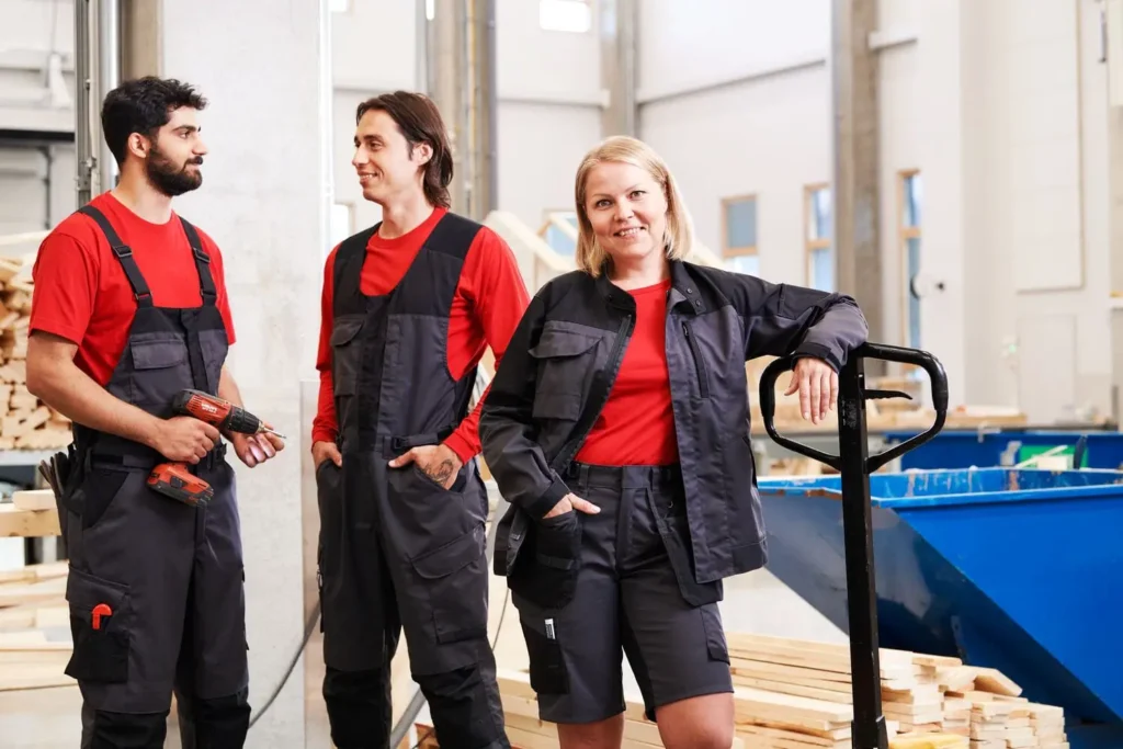 Mitarbeitende in nachhaltiger Arbeitskleidung von Lindström.