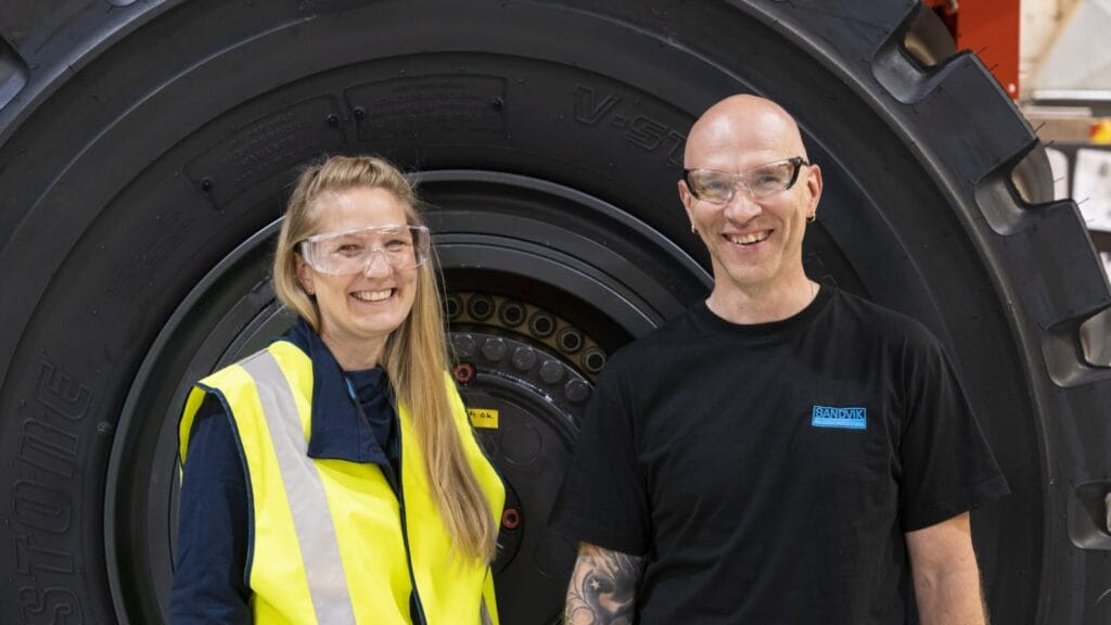 Mia Ervasti, Managerin für Produktakquise, und Toni Mansikkaviita, Sicherheitsbeauftragter bei Sandvik