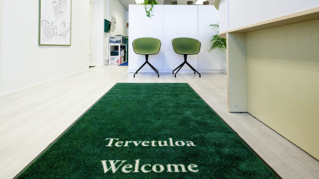 Uniikki logomatto toivottaa tervetulleeksi yrityksesi tiloihin.