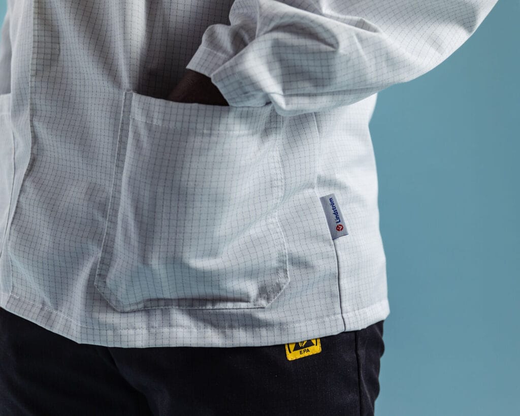 ESD-työvaatteet elektroniikka&shy;teollisuuteen